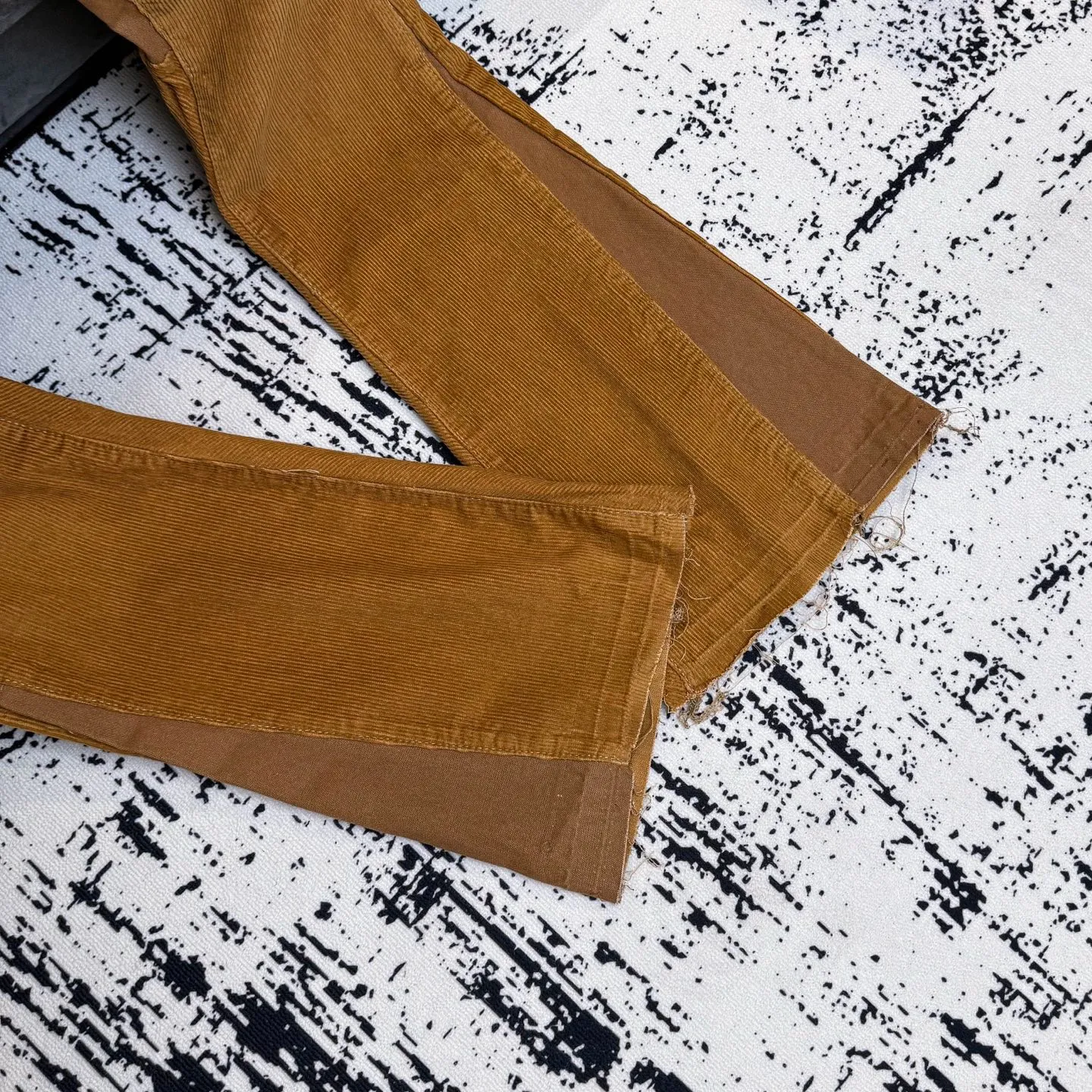 P240 Chrome Hearts Gallery 2025 corduroy spliced ​​multi-pocket couple bootcut jeans are a hot trend this season and are sought after by countless celebrities and fashionistas. The neat details of the cutting process add color to the playful fashion! The neat and meticulous design, and the well-fitting structure is unique. The upper body not only has outstanding recognition, but also looks younger and younger. A style with the ultimate wearing meaning and performance, gorgeous color matching, and the craftsmanship of this style is also extremely extraordinary. After the finished product is washed, it is disassembled and hand-made with sheepskin cross leather and then spliced ​​together to complete. The whole piece has too many craftsmanship to describe. It is decorated with patchwork cross flowers and high-waisted washed jeans! ! Absolutely high-end luxury product, a god-level single product, a super popular product, made with top heavy industry, a magic weapon that cannot be missed to hit the streets. Size: 28 30 32 34 36 Color: Yellow